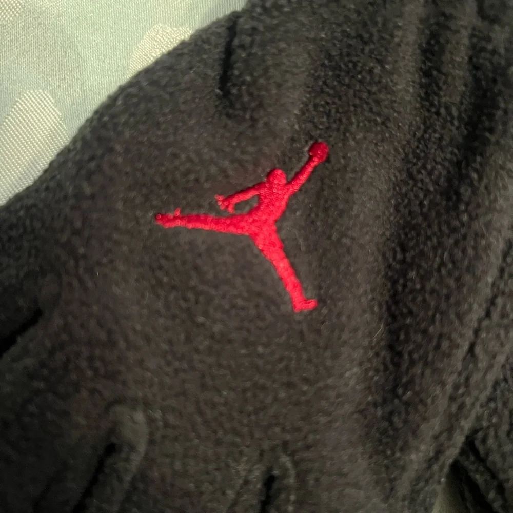 Nike Jordan youth fleece Black and Red winter Gloves with Logo size youth EUC
